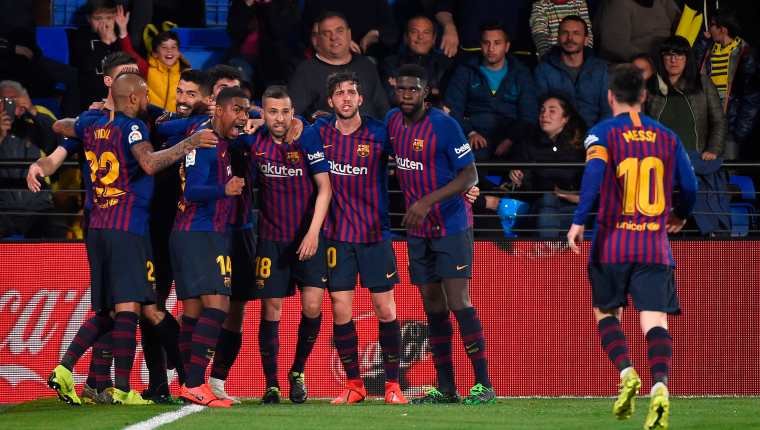 Los jugadores del Barcelona celebran eufóricos tras haber empatado contra el Villarreal. (Foto Prensa Libre: AFP)