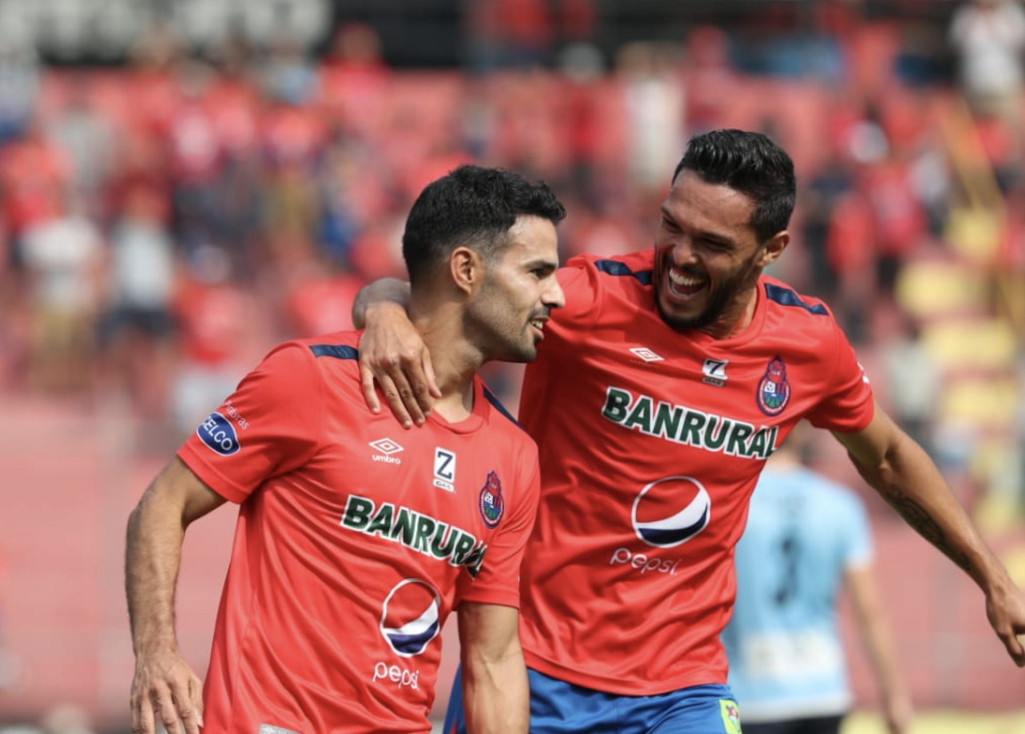 Juan Barrera celebra con Luis Ángel Landín después de anotar el tanto que abrió la goleada de Municipal contra Sanarate. (Foto Prensa Libre: Francisco Sánchez)