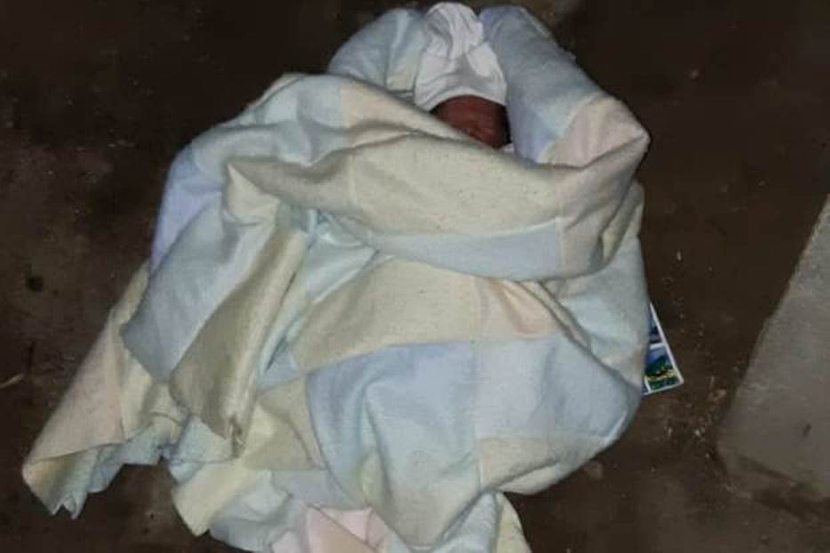El bebé fue trasladado al HRO para que recibiera la atención médica y se estableciera su estado físico. (Foto Prensa Libre: María Longo) 