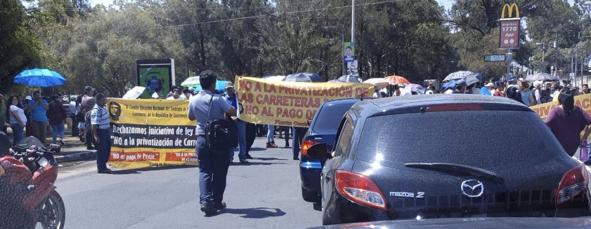 Trabajadores de Caminos bloquean el paso en la 7a avenida de la zona 13, rumbo al Aeropuerto Internacional La Aurora. (Foto Prensa Libre: Aeronáutica Civil)