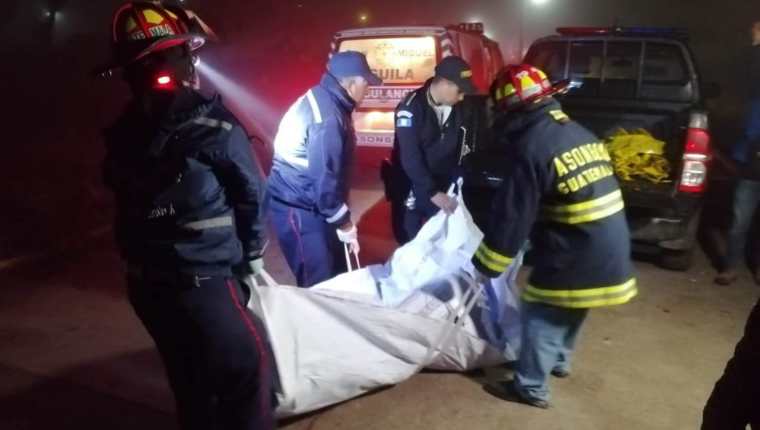 Cuando terminó de trabajar el MP, compañeros de  la víctima ayudaron a levantar el cadáver y trasladarlo a la patrulla. (Foto Prensa Libre) 