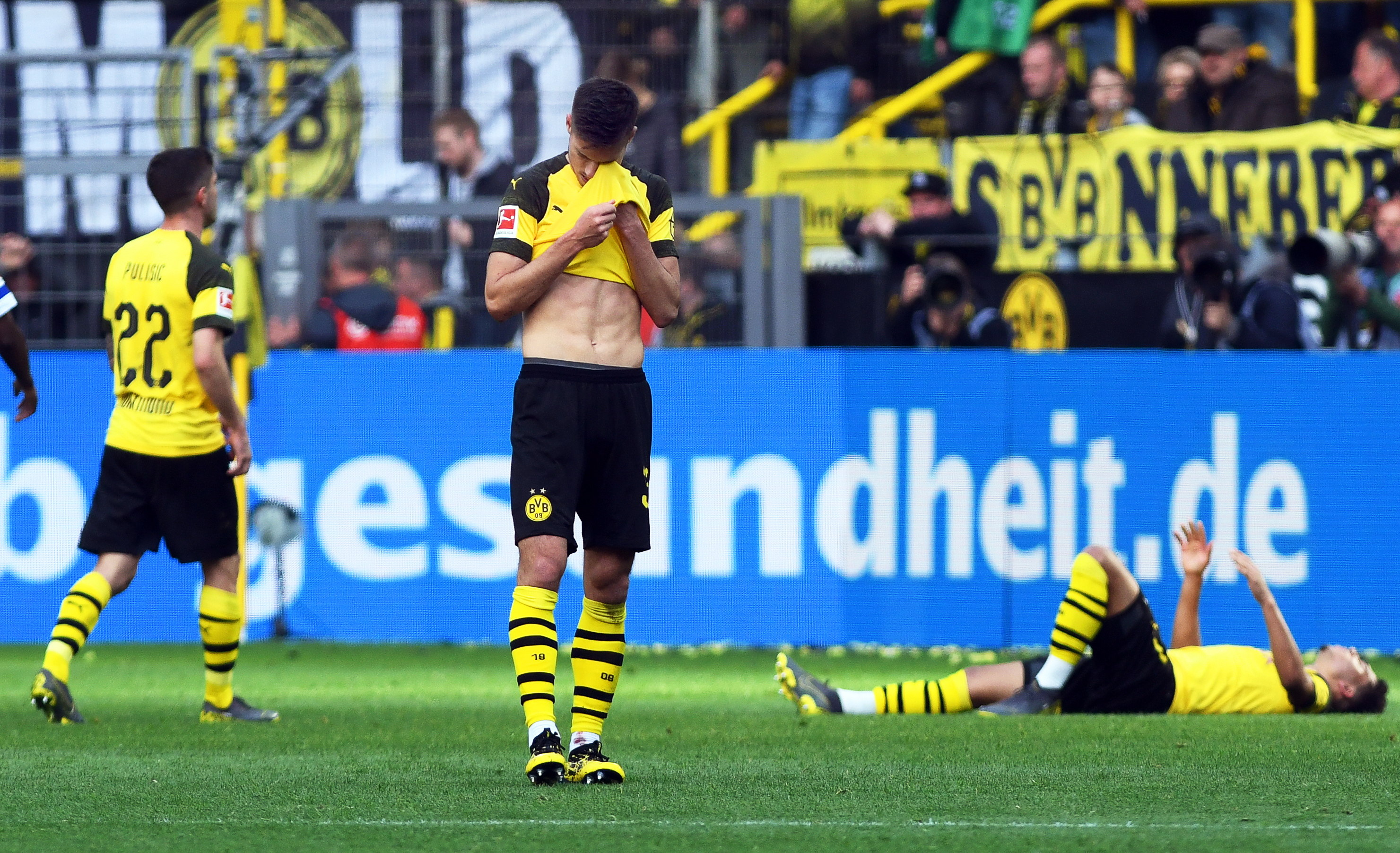 Jugadores del Borussia Dortmund lamentan el resultado contra el Schalke. (Foto Prensa Libre: EFE)