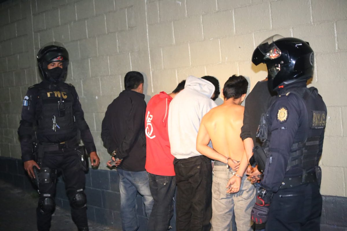 Los presuntos delincuentes capturados durante una persecución policial en Mixco. (Foto Prensa Libre: PNC).