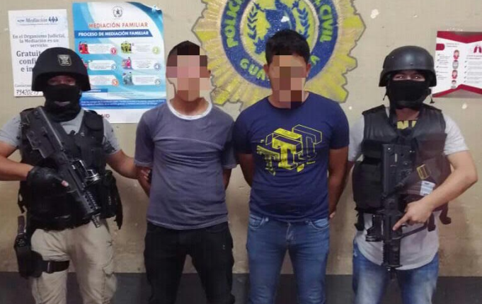 Los dos presuntos secuestradores capturados en Chiquimula. (Foto Prensa Libre: PNC). 