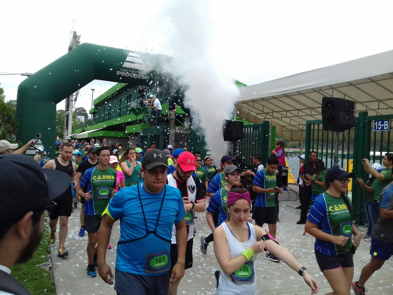 Corredores salen del Estadio Cementos Progreso en la primera edición de la carrera. (Foto Prensa Libre: Cortesía).

