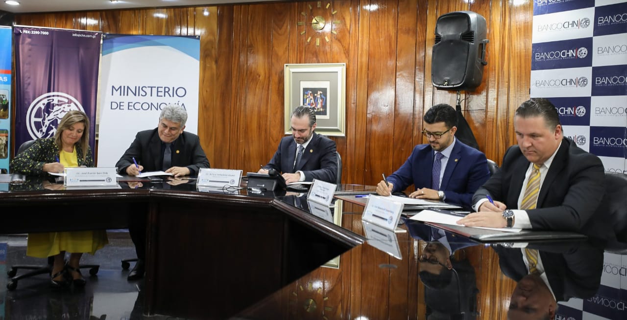 Autoridades del Registro de Garantías Mobiliarias, Mineco y CHN, suscriben acuerdo para el pago en línea de los aranceles por la inscripción de la prendas. (Foto Prensa Libre: Cortesía)