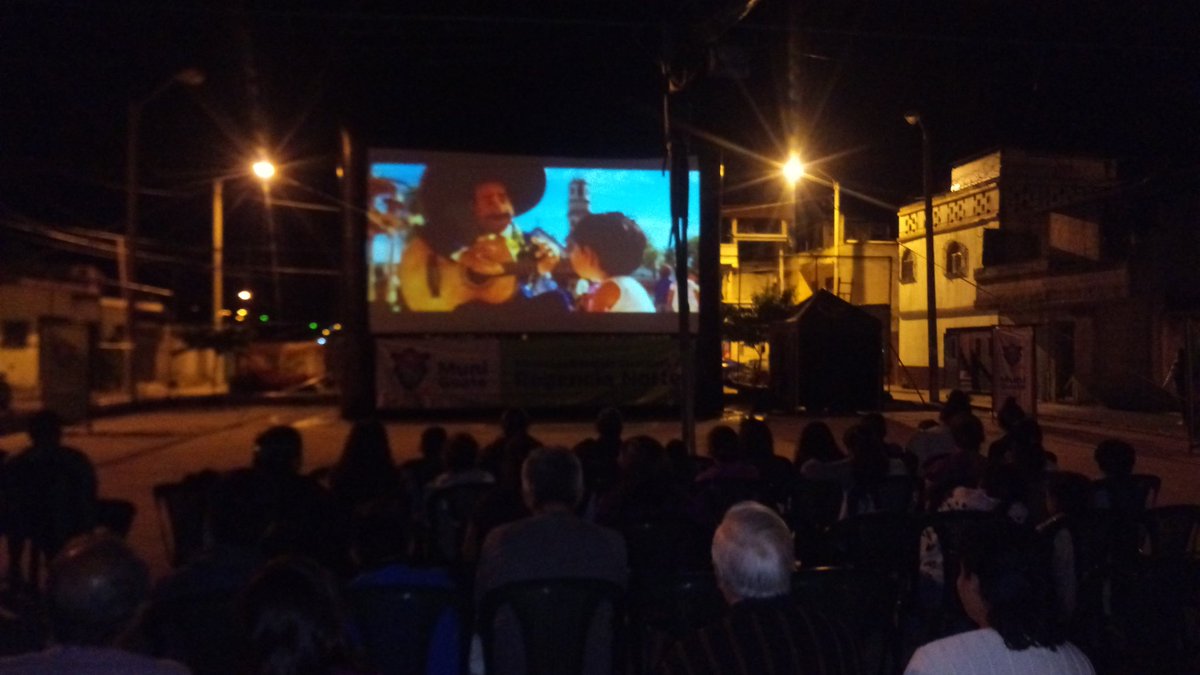 El objetivo de Cine en tu Barrio es llevar mensajes positivos a los vecinos. (Foto Prensa Libre: @alcaldia_18).