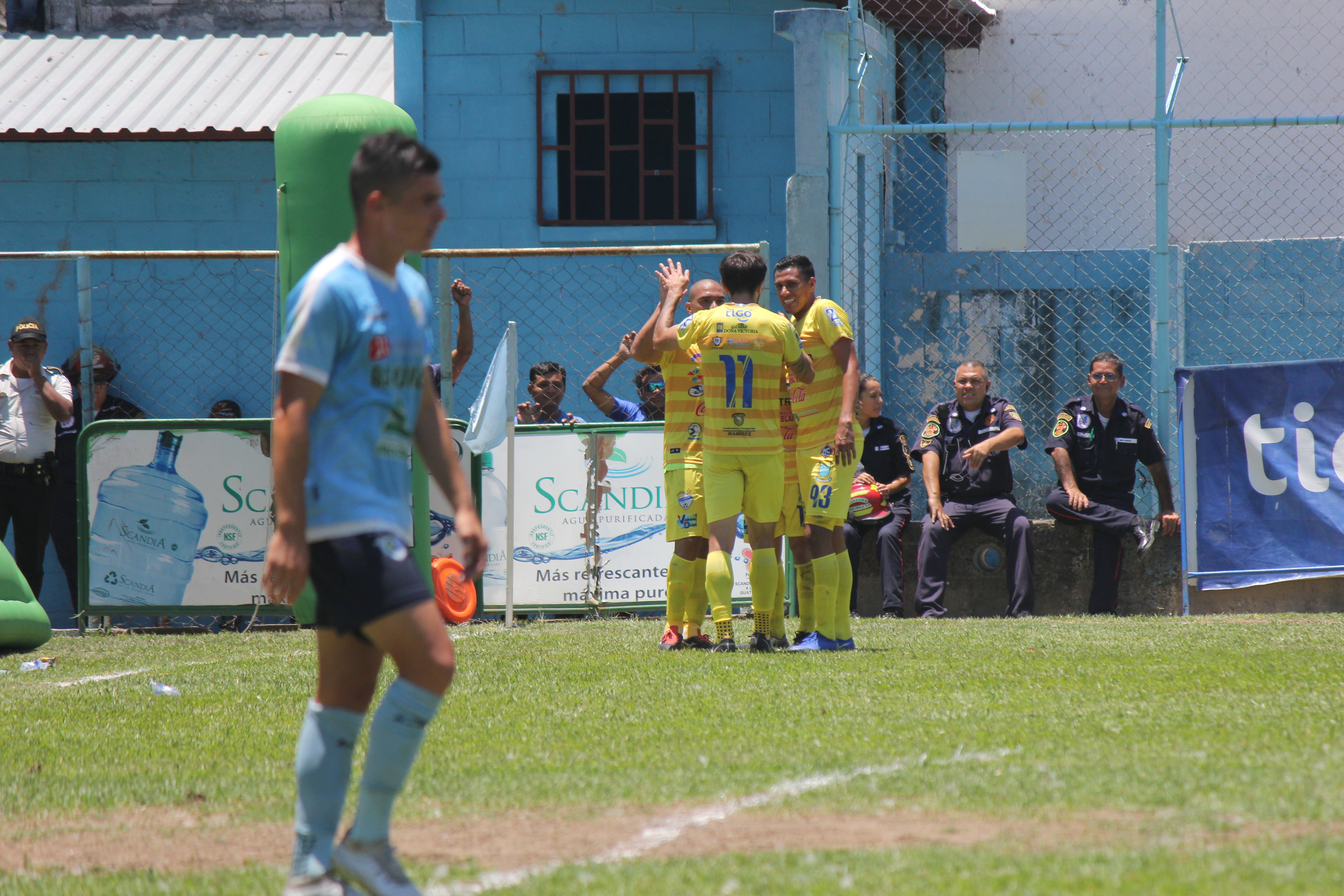 Así celebraron los jugadores cobaneros, la victoria contra Sanarate. (Foto Prensa Libre: Luis López)