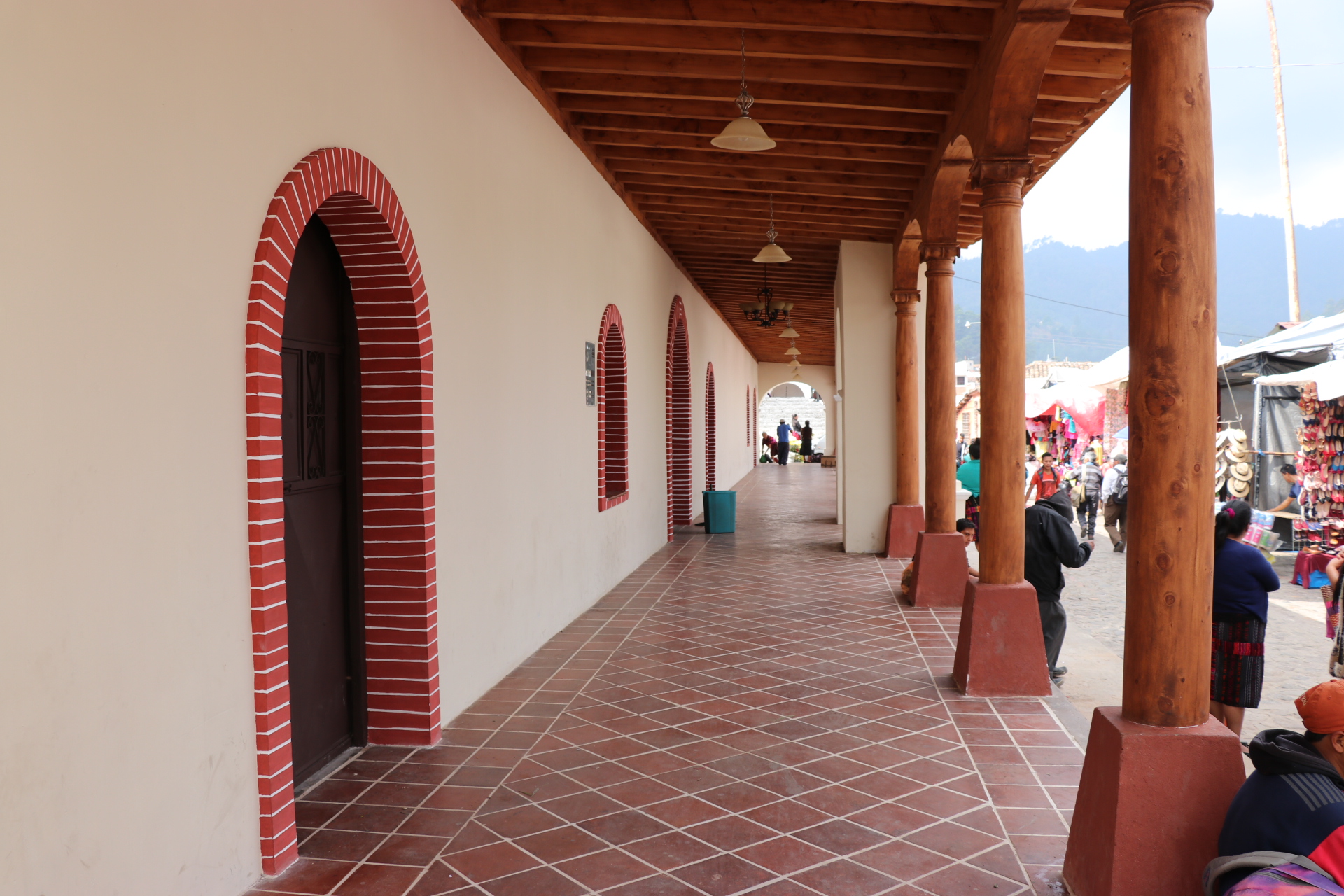 Fachada de la comuna de Chichicastenango, la cual podría ser invadida por el comercio informal, según vecinos. (Foto Prensa Libre: Héctor Cordero). 