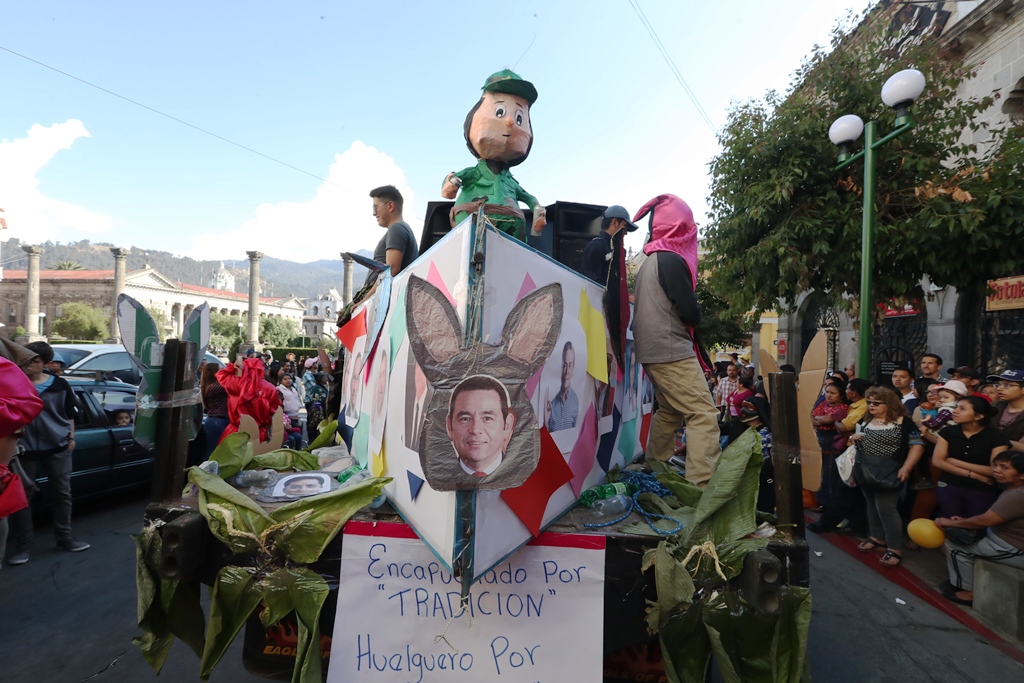 Estudiantes de la Psicología llevaron una carroza donde criticaron a la clase política. (Foto Prensa Libre: Mynor Toc)