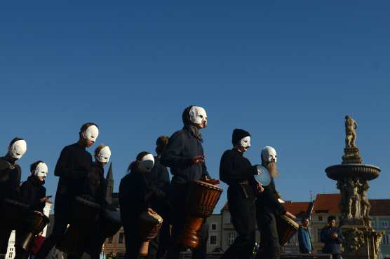 Las personas, con máscaras blancas, tocan música durante un ritual tradicional de la Semana Santa checa para celebrar el Viernes Santo. Foto Prensa Libre: AFP
