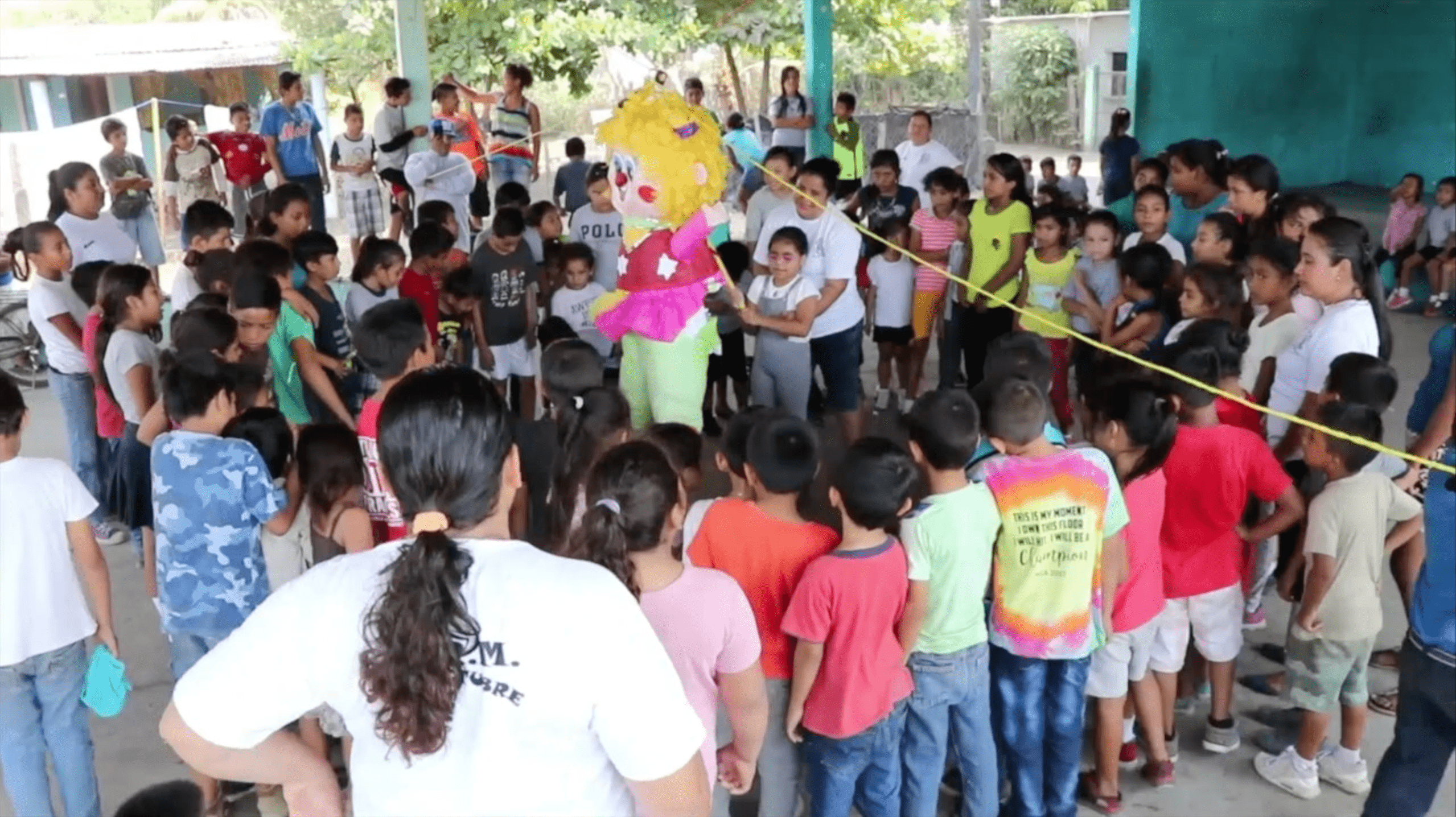 Niños participan en una actividad lúdica con jóvenes que se reinsertan a la sociedad. (Foto Prensa Libre: Carlos Paredes)