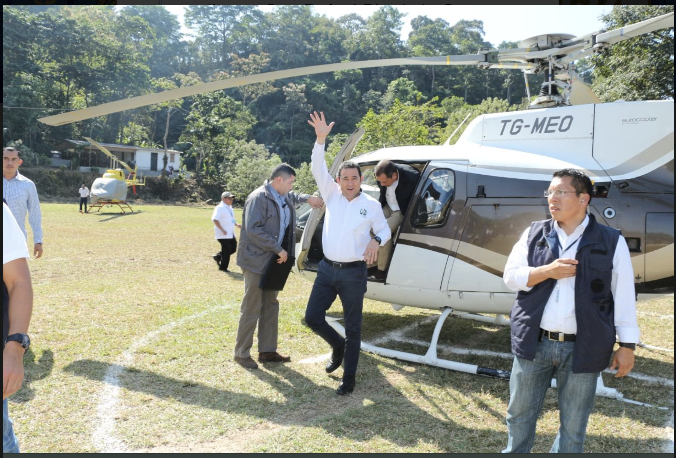 Jimmy Morales llega a San Rafael Pie de la Cuesta en el helicoptero que Mario Estrada ha usado en su campaña electoral. (Foto: Twitter del Mingob)