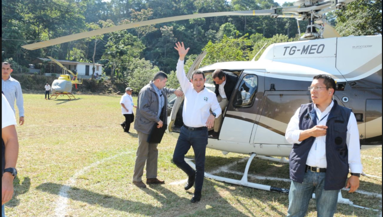Jimmy Morales llega a San Rafael Pie de la Cuesta en el helicoptero que Mario Estrada ha usado en su campaña electoral. (Foto: Twitter del Mingob)