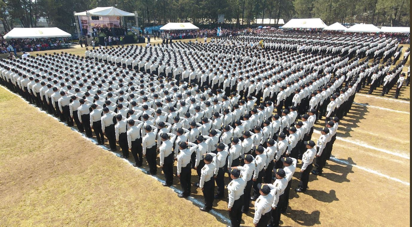 En un acto que no fue anunciado, más de mil 700 agentes se graduaron en la Academia de la Policía. (Foto: PNC)