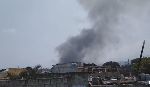 En las redes sociales, vecinos compartieron imágenes del incendio. (Foto: Facebook/Hugo Sanchinelli)