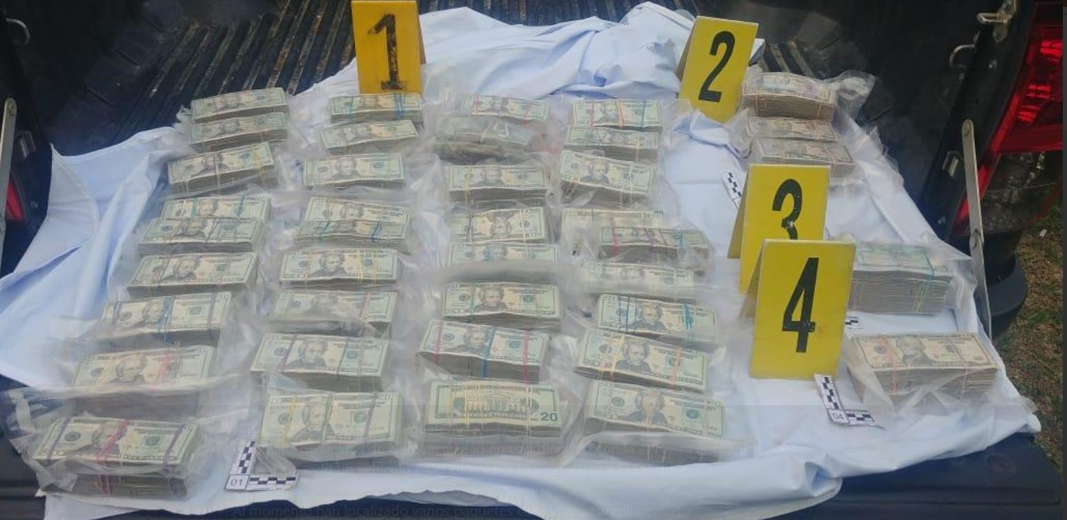 Dólares encontrados en una camioneta la tarde de viernes en la carretera a El Salvador. (Foto: Ministerio Público)
