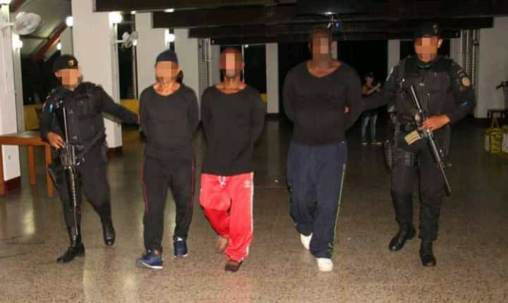 El 27 de abril del 2018 fueron detenidos tres colombianos en las costas del Pacífico cuando trasladaban droga en un sumergible. (Foto Prensa Libre: Hemeroteca PL)