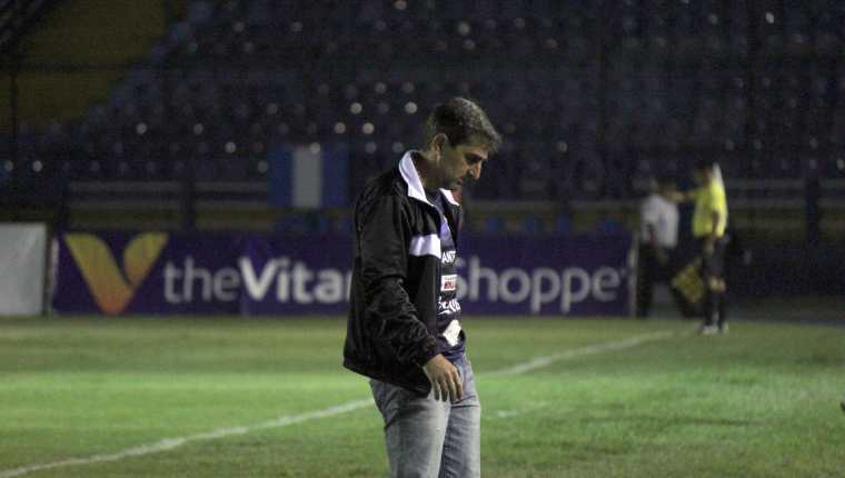 El entrenador guatemalteco Fabricio Benítez salió decepcionado en el duelo frente a los cremas. (Foto Prensa Libre: Luis López)