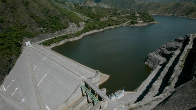 La hidroeléctrica Chixoy se construyó en la década de los 80 en San Cristóbal Verapaz, en Alta Verapaz, y fueron desplazadas más de tres mil familias. (Foto Prensa Libre: Hemerotca PL) 