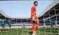 NVR001. Manchester (United Kingdom), 20/04/2019.- Tottenham Hotspur's goalkeeper Paulo Gazzaniga (C) reacts after conceding a goal during the English Premier League soccer match between Manchester City and Tottenham Hotspur at the Etihad Stadium in Manchester, Britain, 20 April 2019. (Reino Unido) EFE/EPA/NIGEL RODDIS EDITORIAL USE ONLY. No use with unauthorized audio, video, data, fixture lists, club/league logos or 'live' services. Online in-match use limited to 120 images, no video emulation. No use in betting, games or single club/league/player publications.