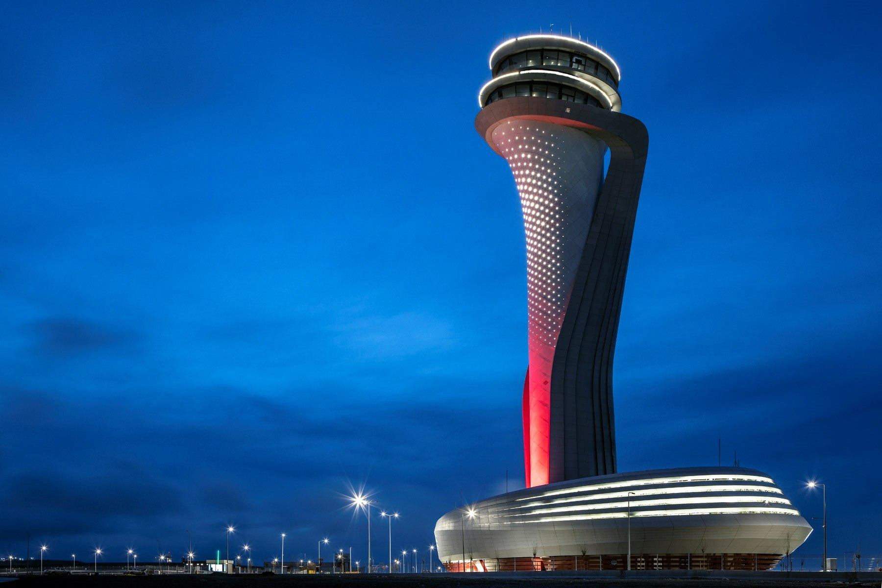 TUR01. ESTAMBUL (TURQUÍA), 05/04/2019.- Imagen que muestra la torre de control del nuevo aeropuerto de Estambul, este viernes en Turquía. El traslado del tráfico aéreo al nuevo aeropuerto de Estambul ha comenzado esta madrugada , una operación que se prolongará hasta las 11.00 GMT de mañana y durante la que los vuelos a la metrópolis turca quedarán restringidos durante 12 horas. EFE/ Oficina de Prensa del Aeropuerto de Estambul FOTO CEDIDA? SÓLO USO EDITORIAL? PROHIBIDA SU VENTA