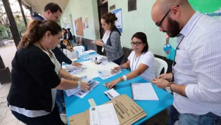 Momento en que las mesas empiezan el conteo de los votos de la Consulta Popular, en el 2018, por caso de Belice. (Foto Prensa Libre: Hemeroteca PL) 