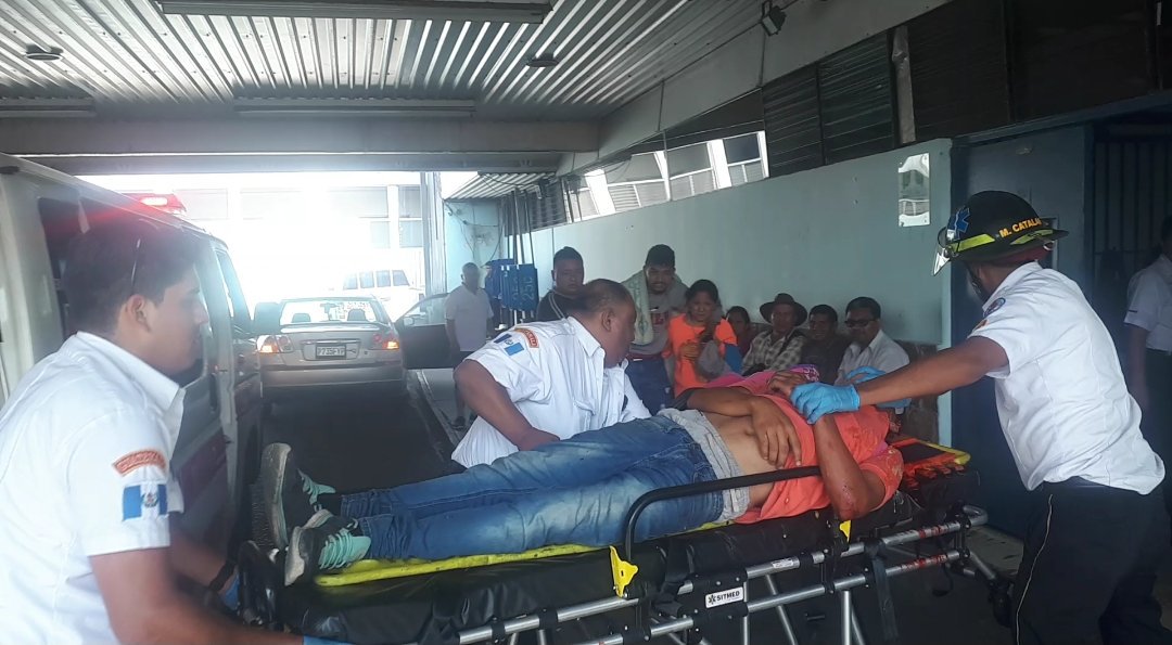 Bomberos ingresan a la emergencia del Hospital General a uno de los hondureños heridos. (Foto Prensa Libre: @BVoluntarios/Twitter)