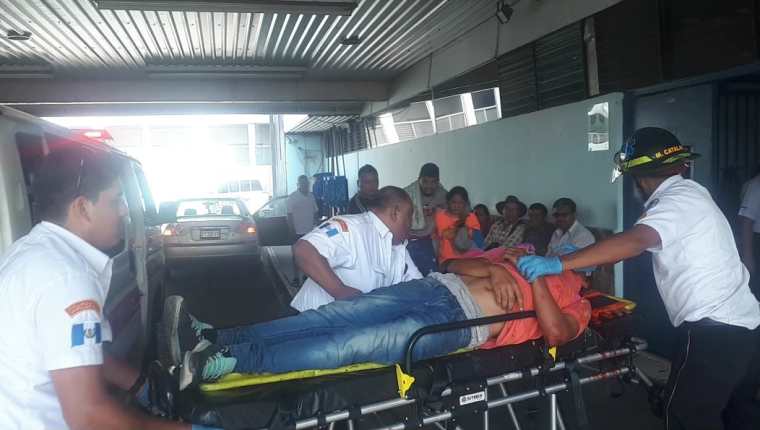 Bomberos ingresan a la emergencia del Hospital General a uno de los hondureños heridos. (Foto Prensa Libre: @BVoluntarios/Twitter)