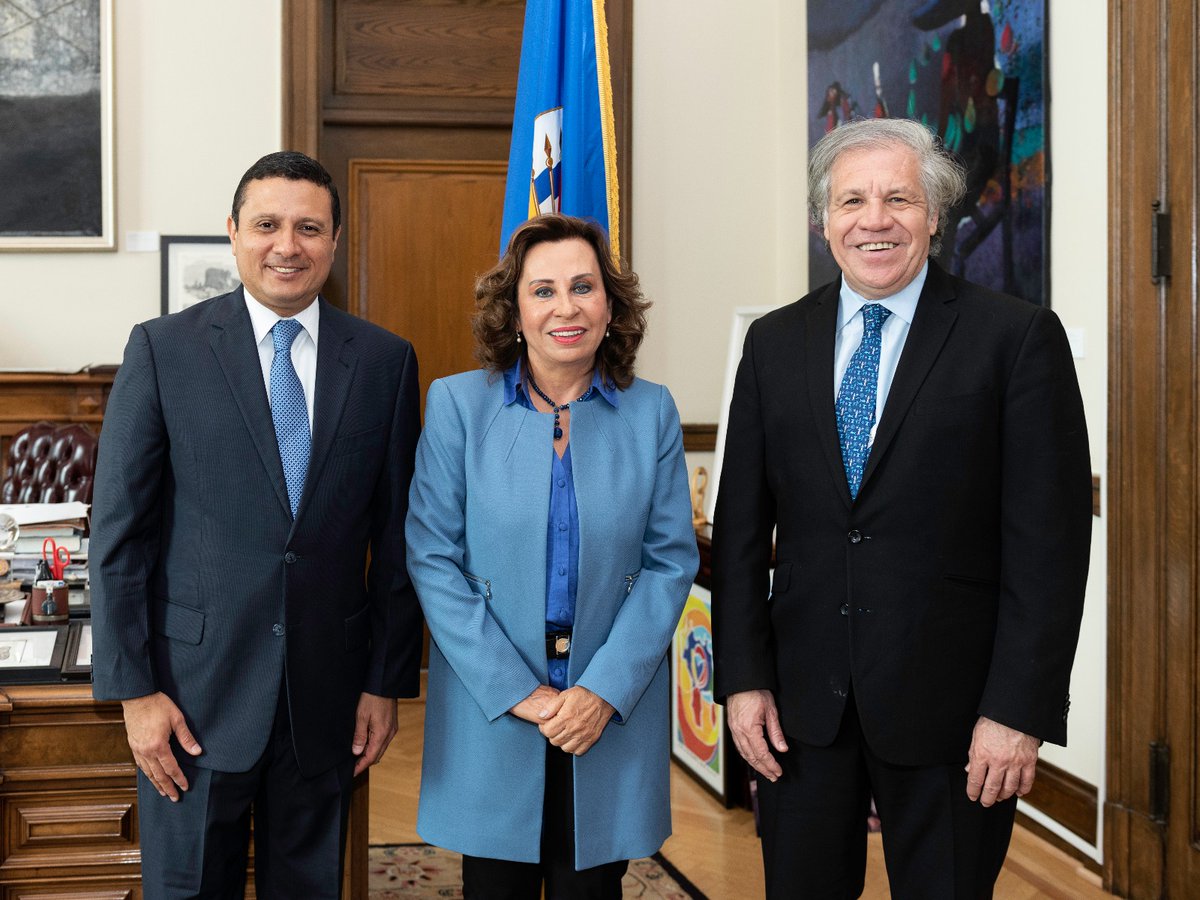 Luis Almagro, jefe de la OEA, con el binomio presidencial de la UNE, Sandra Torres y Carlos Raúl Morales. (Foto Prensa Libre: Tomada de Twitter)