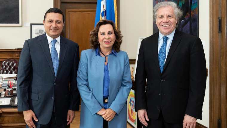 Luis Almagro, jefe de la OEA, con el binomio presidencial de la UNE, Sandra Torres y Carlos Raúl Morales. (Foto Prensa Libre: Tomada de Twitter)