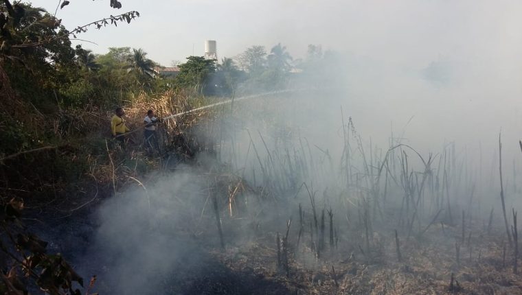 Socorristas intentan apagar el fuego en el Barrio Nuevo, Antigua Laguna, San Benito, PetÃ©n. (Foto Prensa Libre: CortesÃ­a CVB)
