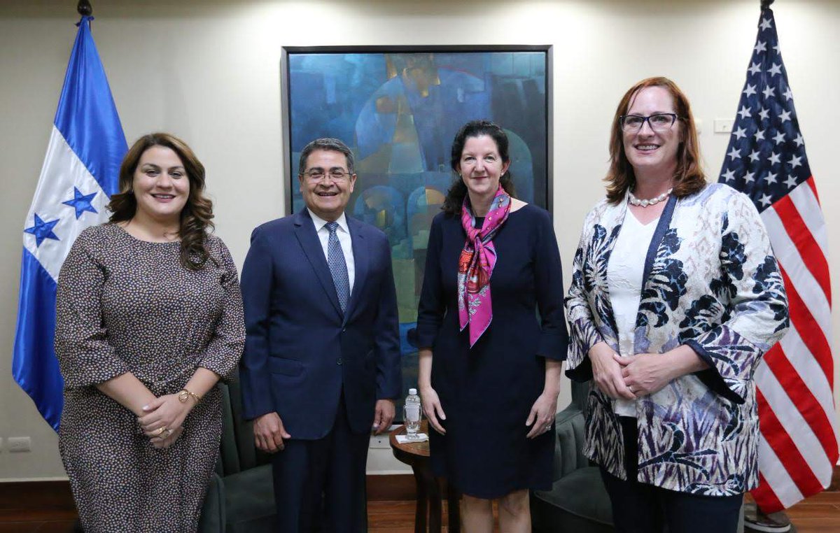 Kimberly Breier, subsecretaria de Estado de Estados Unidos para el Hemisferio Occidental -tercera de izquierda a derecha-, visitó El Salvador y Honduras. (Foto Prensa Libre: @WHAAsstSecty)