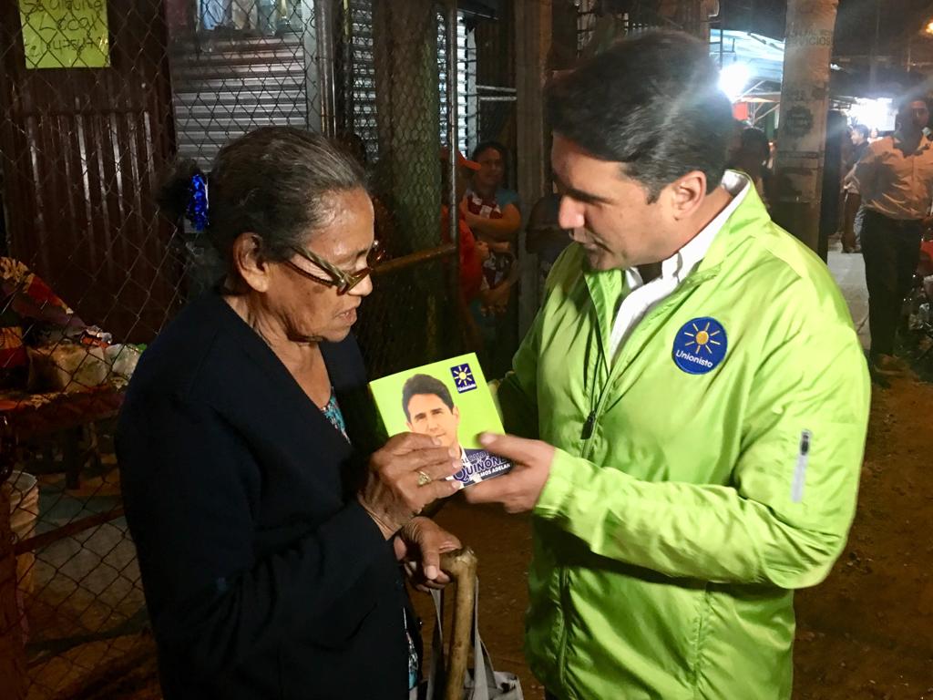 El alcalde Ricardo Quiñónez utiliza en su campaña un verde similar al color institucional de la Municipalidad. (Foto Prensa Libre: Tomada de Facebook)