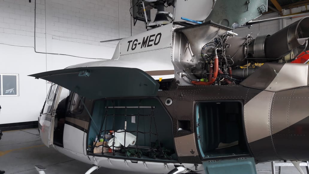 Agentes del MP revisan el helicóptero TG MEO, propiedad de Mario Estrada. (Foto Prensa Libre: MP)