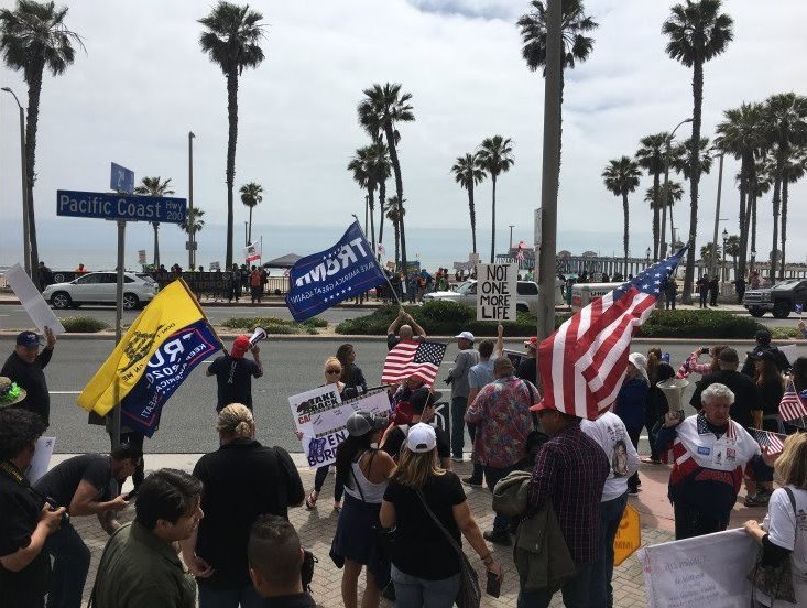 Manifestación de este 27 de abril en Huntington Beach contra la decisión de nombrar ciudad santuario a California. (Foto Prensa Libre: 
@resister_mike).