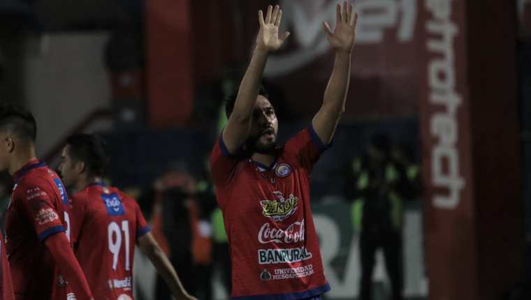 Carlos Kamiani Félix celebra el primer gol de Xelajú MC en la victoria 2-0 contra Iztapa. (Foto Prensa Libre: Raúl Juárez) 