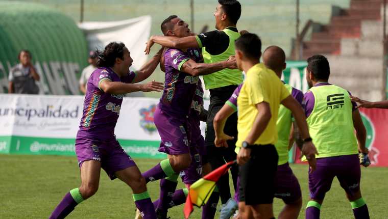 Los jugadores de Antigua GFC celebraron la remontada. (Foto Prensa Libre: Carlos Vicente)