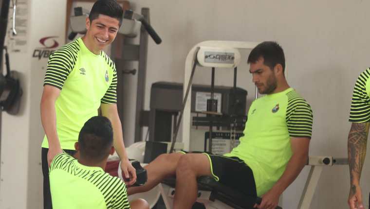 Frank de León -izquierda- está tranquilo y espera volver a jugar pronto. (Foto Prensa Libre: Jeniffer Gómez)