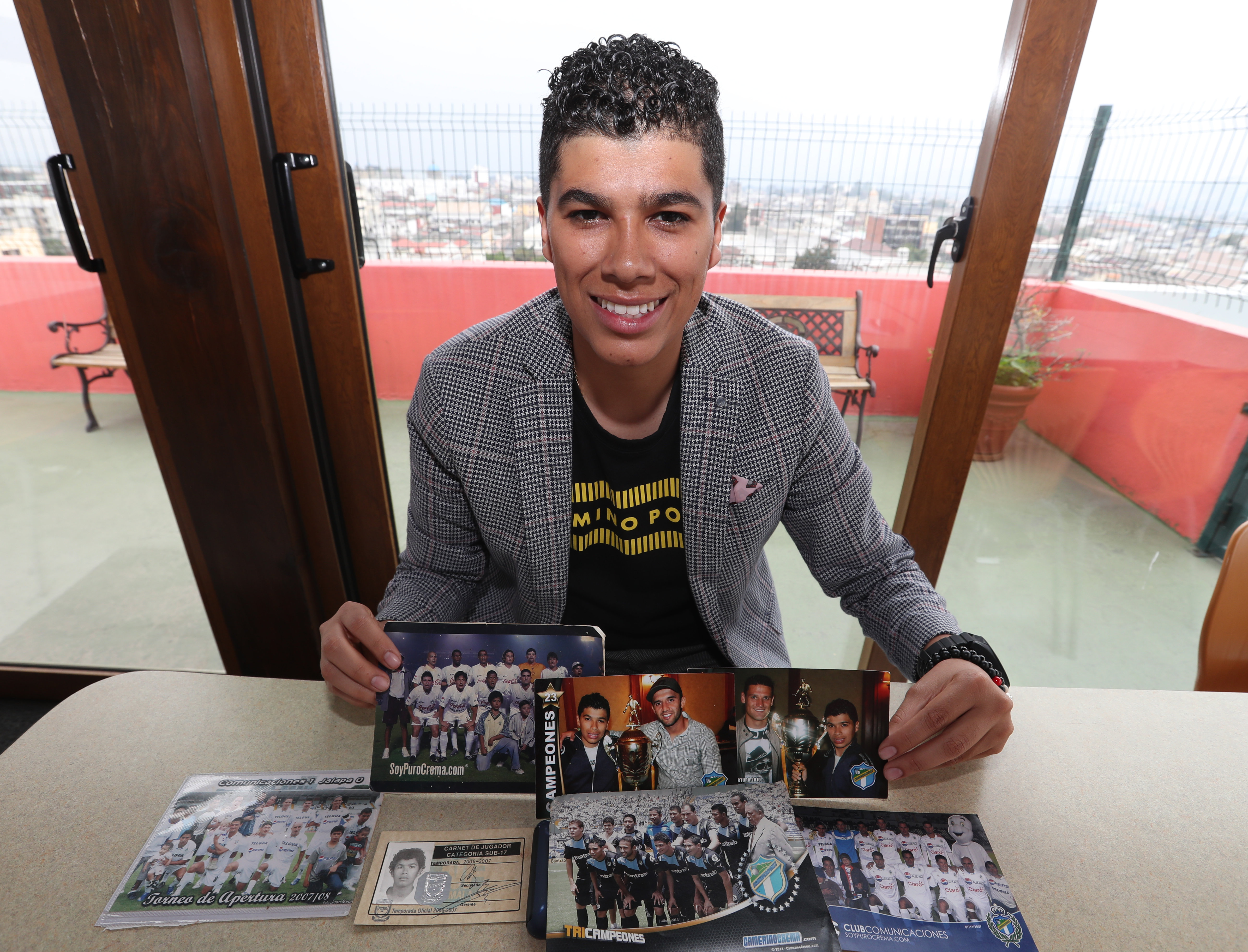 Allan Fabrissio García Ruano, quien es Abogado y Notario, muestra fotografías de cuando se desempeñaba como alcanzabolas en el equipo de Comunicaciones. (Foto Prensa Libre: Francisco Sánchez).