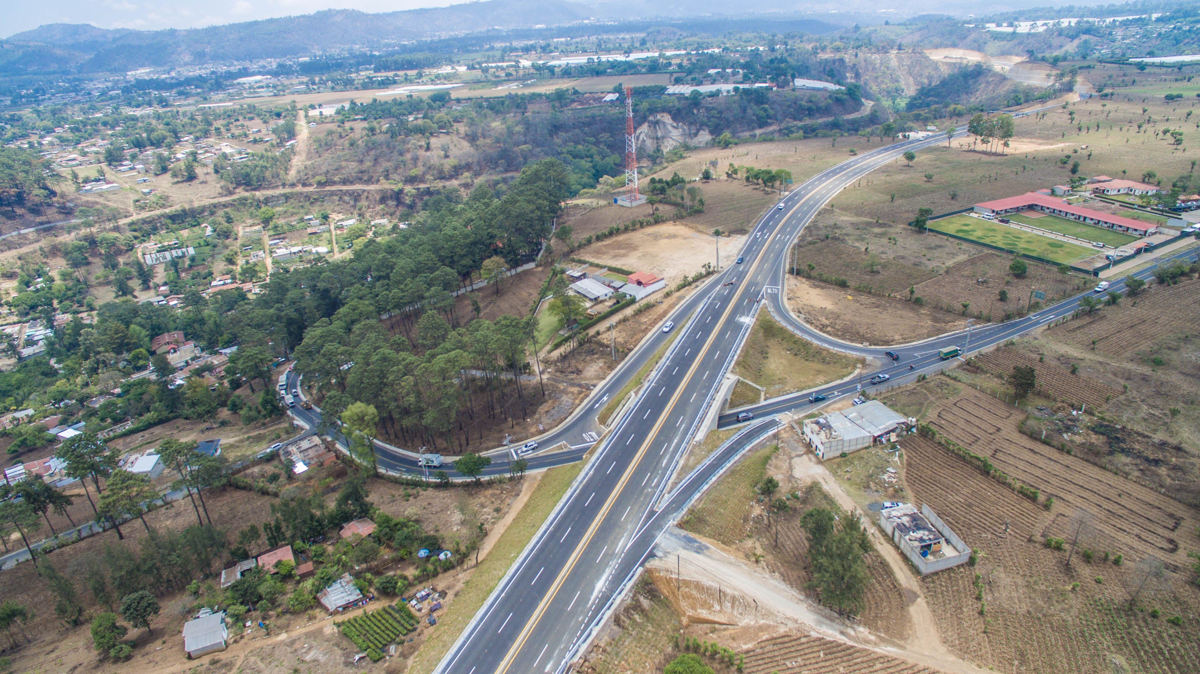 
El Libramiento de Chimaltenango cuenta con 14 kilómetros y su objetivo es aliviar el tráfico que se forma en esa carretera. (Foto Prensa Libre: Víctor Chamalé)