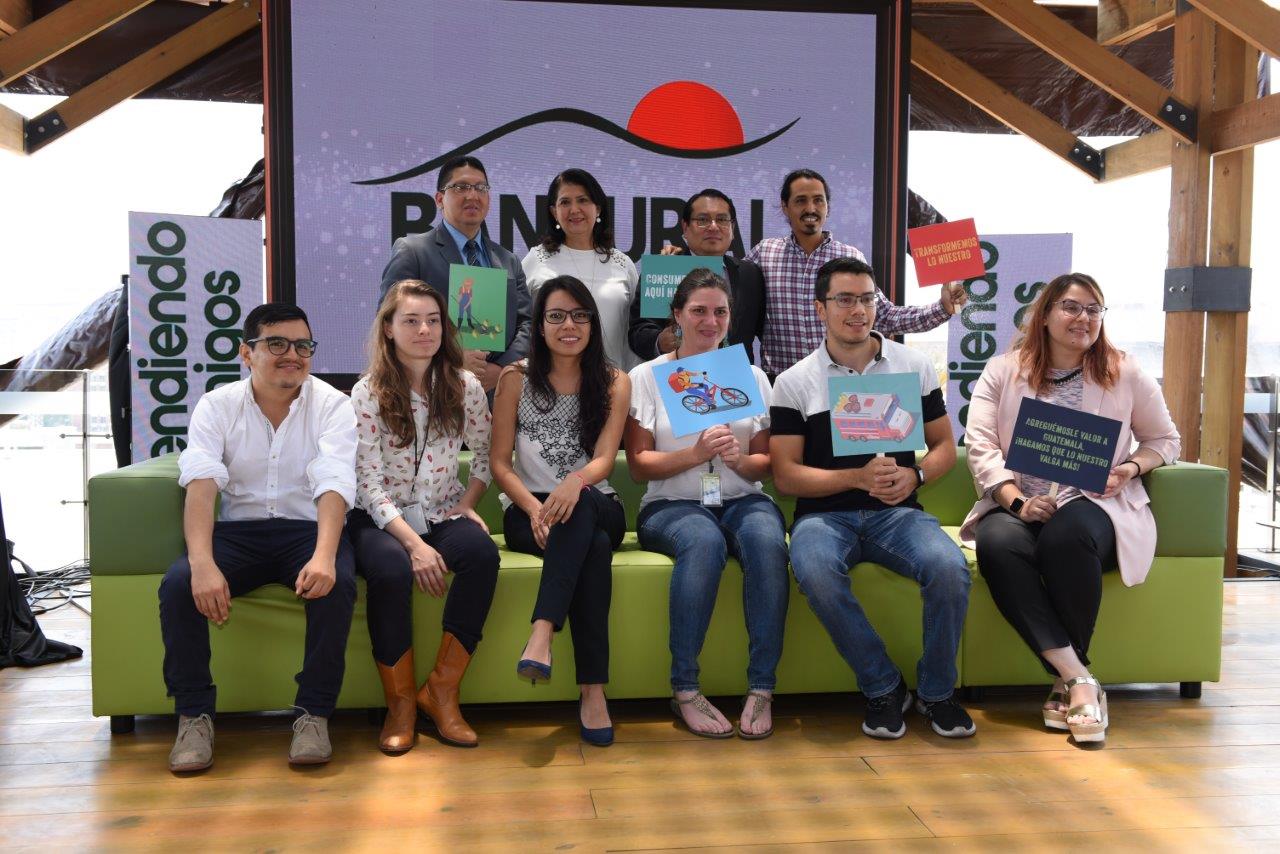 Personeros de Banrural y de Socialab durante la segunda edición del “Desafío Los Encuentros”