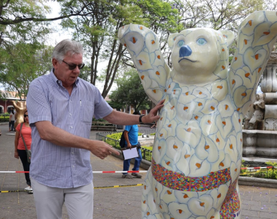 Queda inaugurada en Antigua Guatemala la exposición de osos de United Buddy Bears que promueve la tolerancia y convivencia