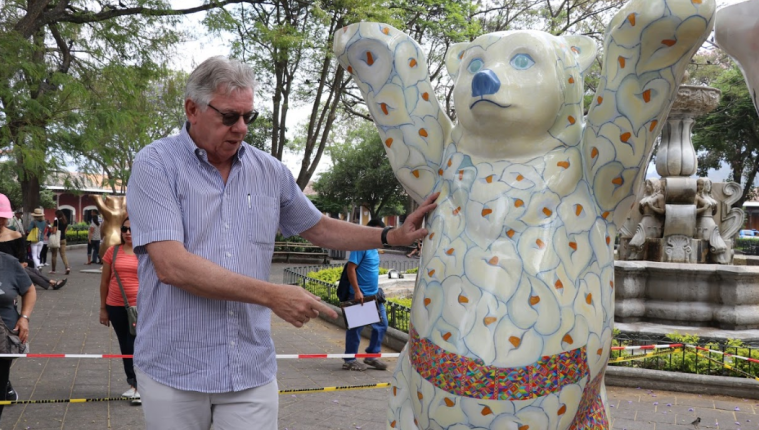 El embajador de Alemania en Guatemala, Harald Klein, explica el diseño del oso que representa a Guatemala. (Foto Prensa Libre: Julio Sicán).