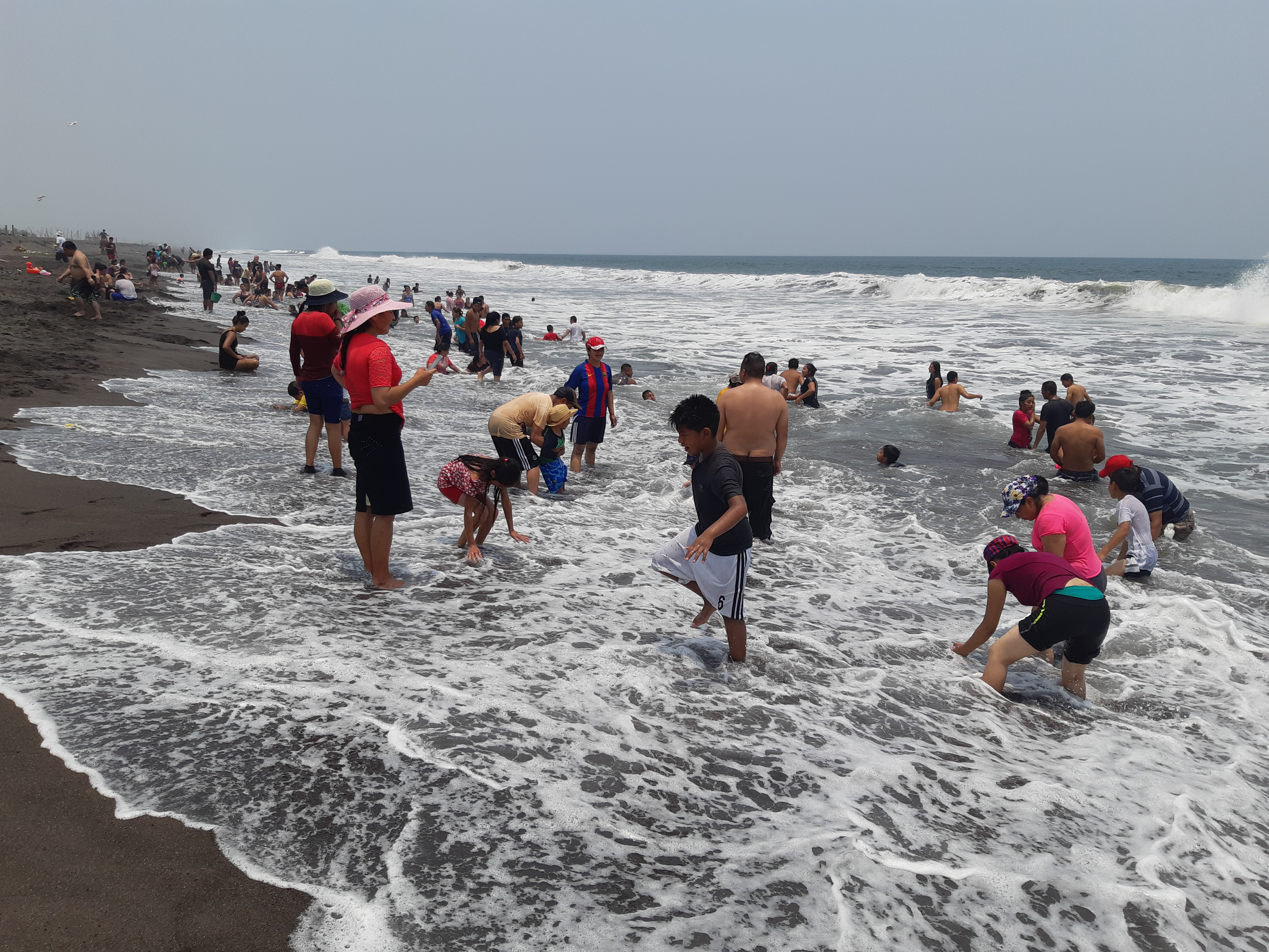 Las playas del pacífico reportaron un incremento de turistas nacionales por el asueto, informó el Inguat. (Foto Prensa Libre: Carlos Enrique Paredes)