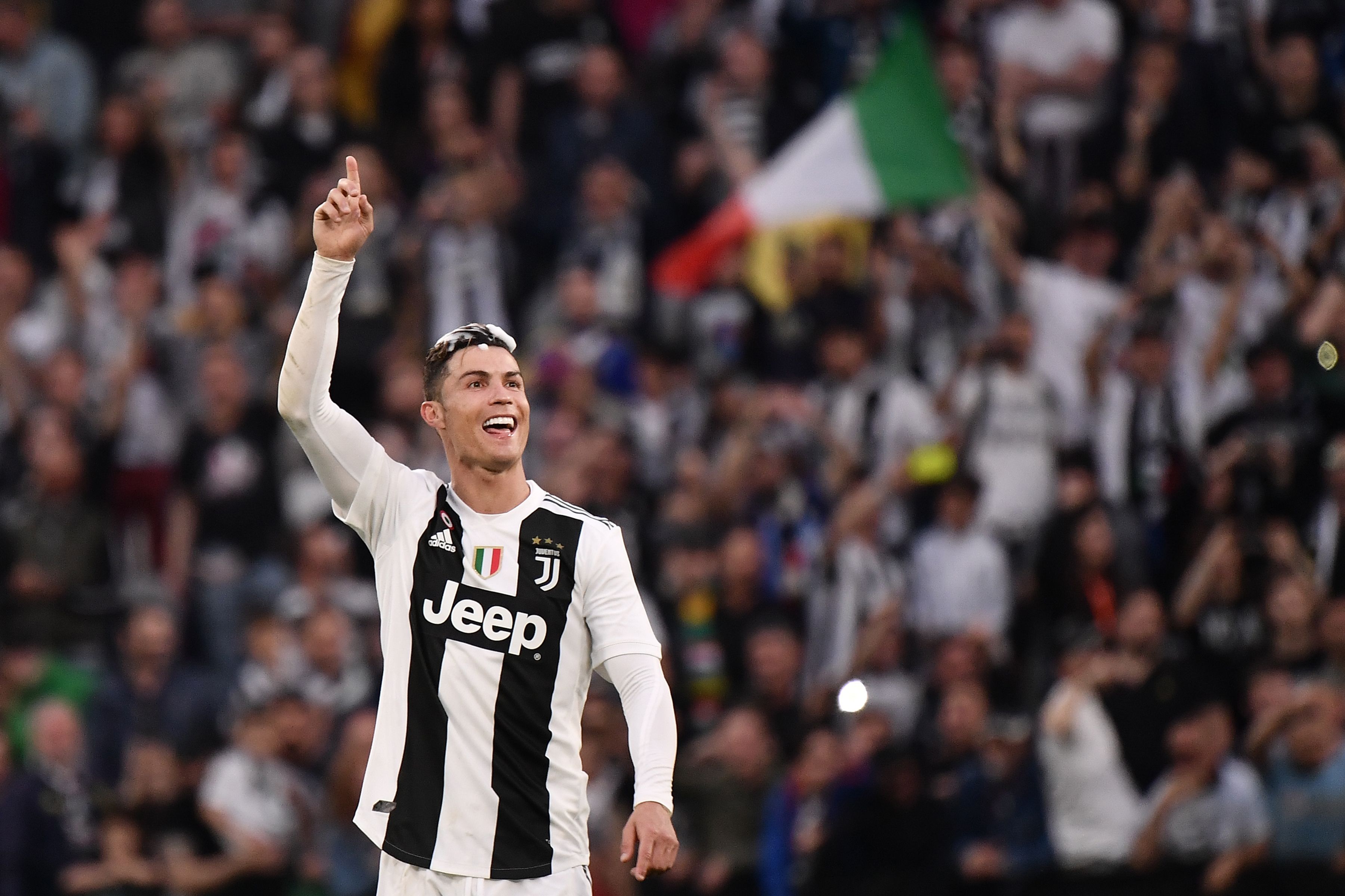 El portugués Cristiano Ronaldo festeja su primer título con la Juventus. (Foto Prensa Libre: AFP).