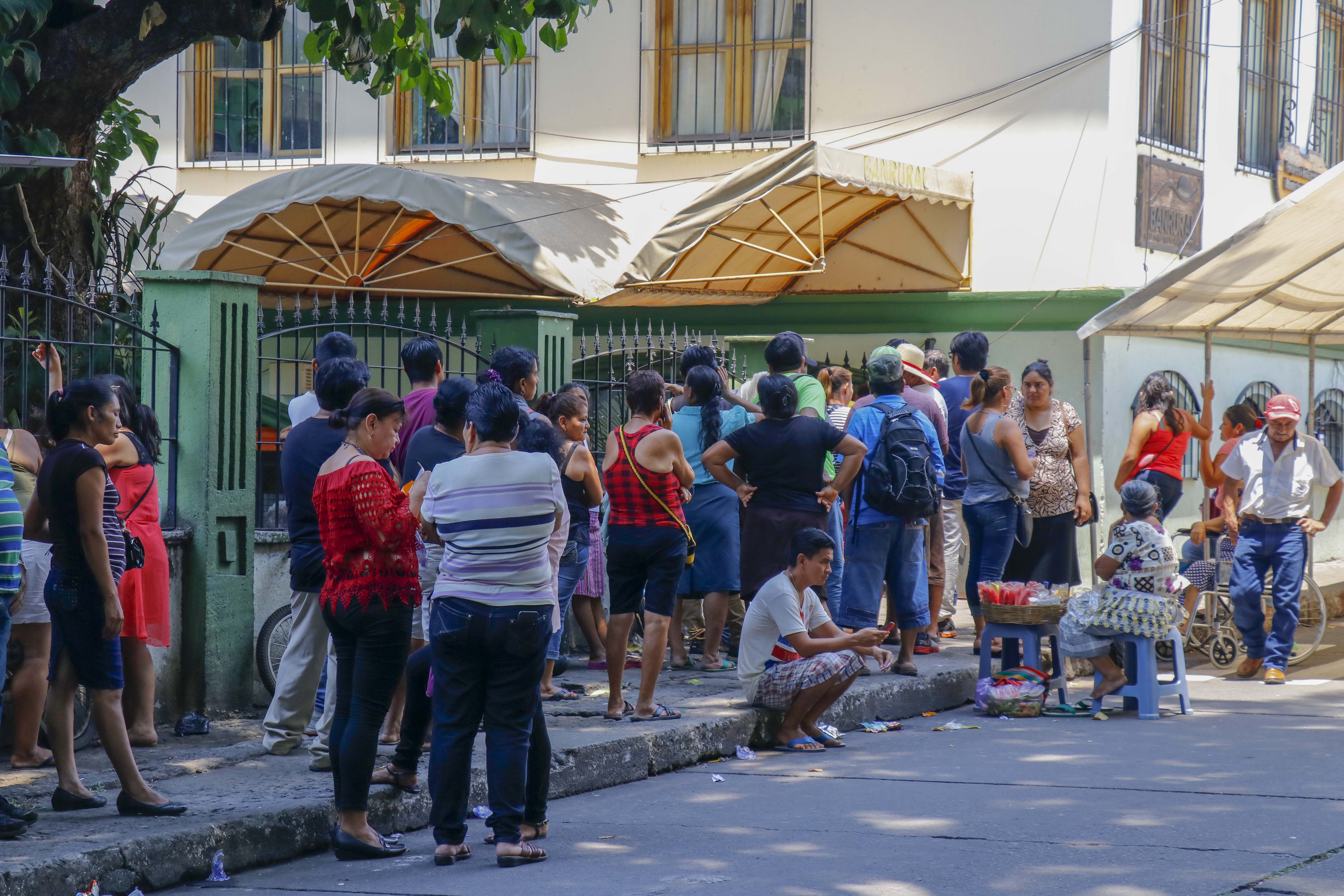Pobladores de Retalhuleu hacen fila para tratar de pagar el servicio de energía eléctrica. (Foto Prensa Libre: Rolando Miranda). 