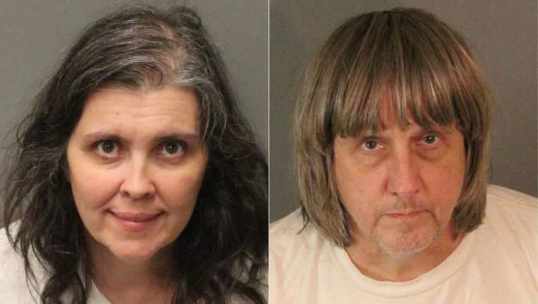 La pareja de California fue encarcelada por al menos 25 años el viernes 19 de abril de 2019 luego de haber encarcelado y torturado a 12 de sus 13 hijos en un caso espeluznante de la "Casa de los Horrores" que conmocionó al mundo. (Foto Prensa Libre: AFP)