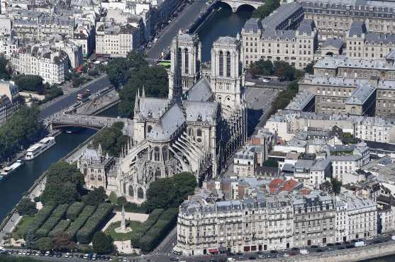 Una vista aérea de la Catedral de Notre Dame en París. Foto Prensa Libre: AFP