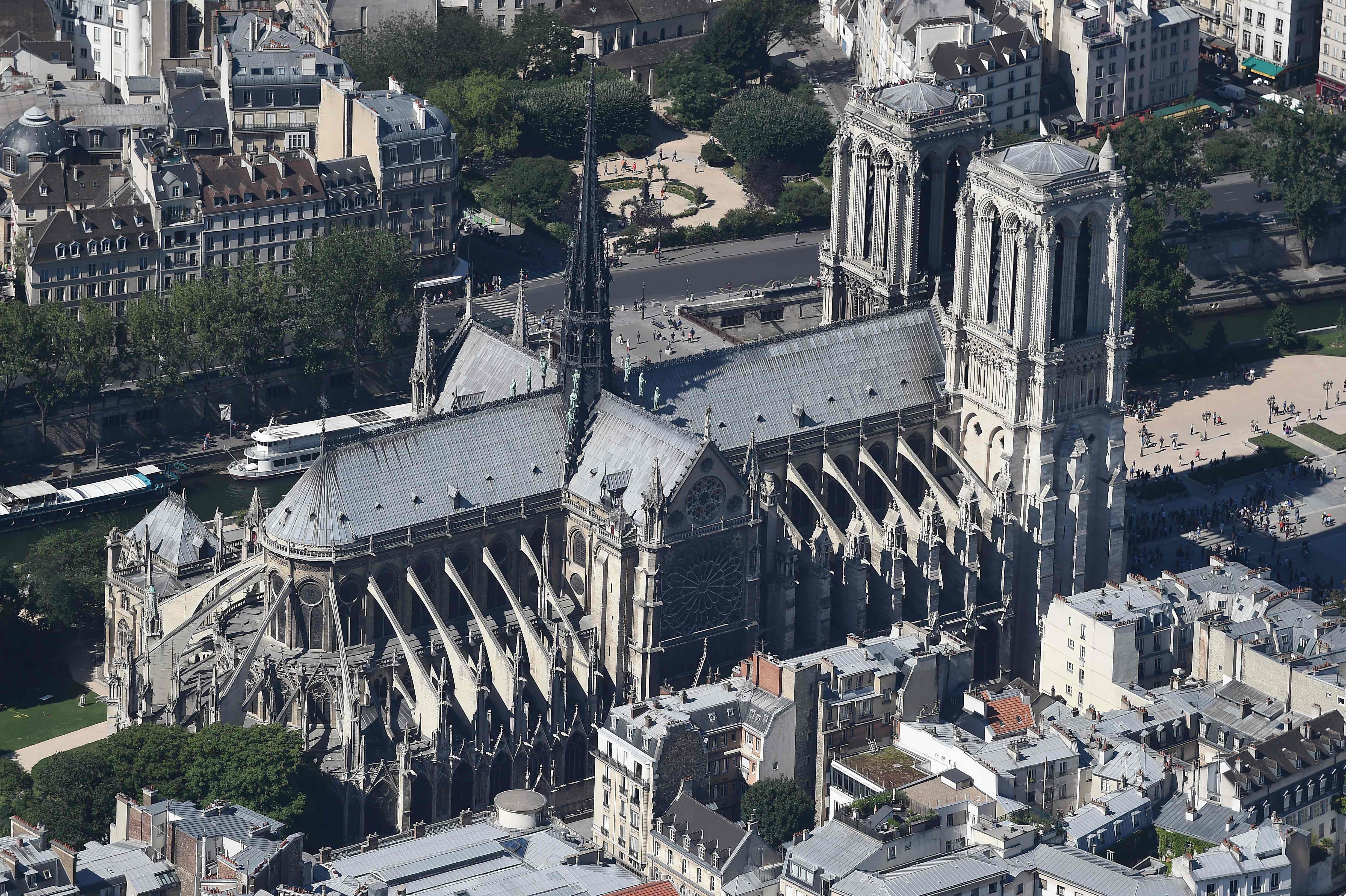 Conozca parte del interior de la Catedral de Notre Dame en París. 